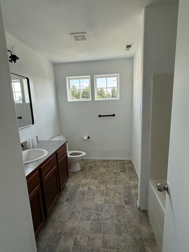 Building Photo - 5 bedroom spanaway home!
