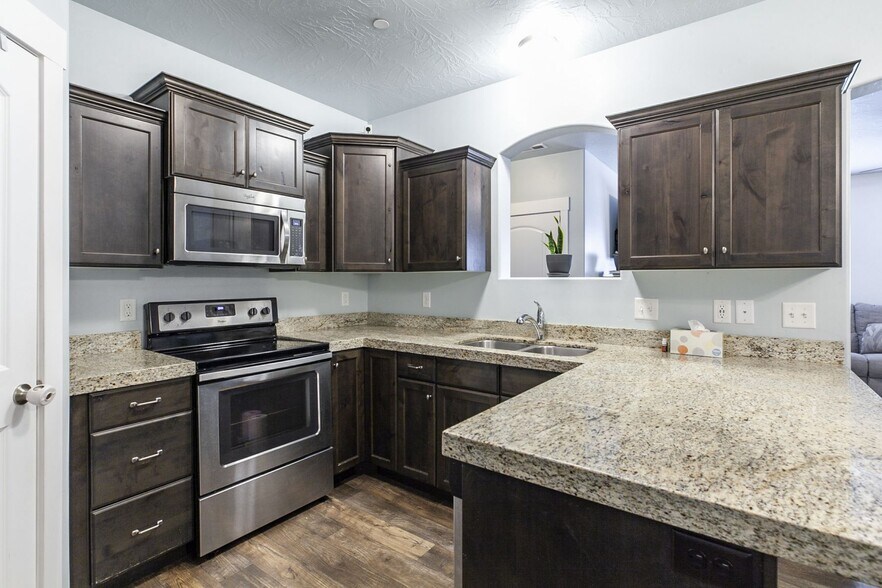 Building Photo - 1881 N Crest Rd