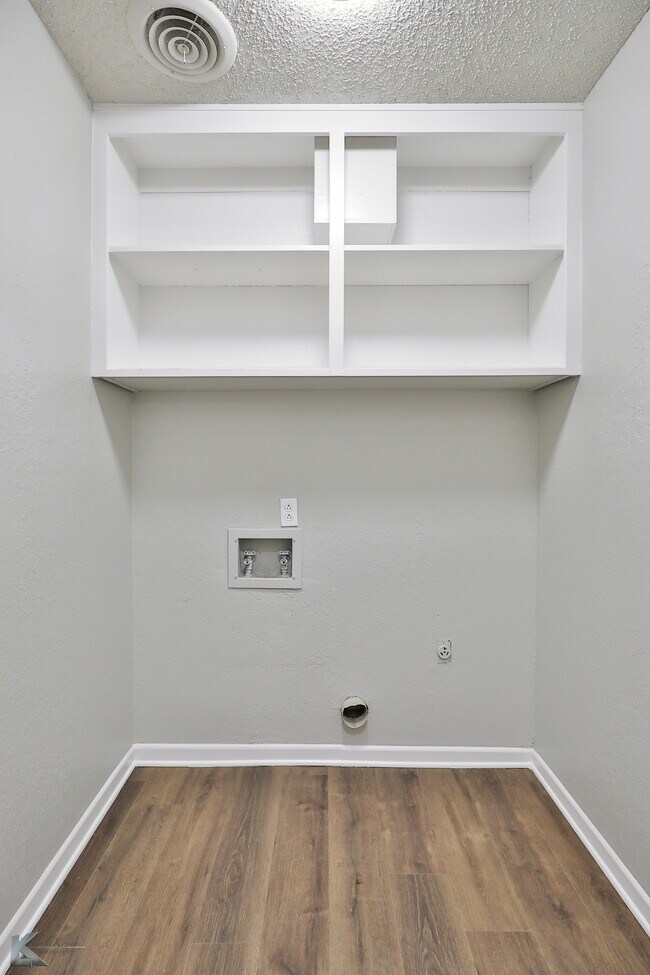 Building Photo - 4350 Bluebonnet Ct