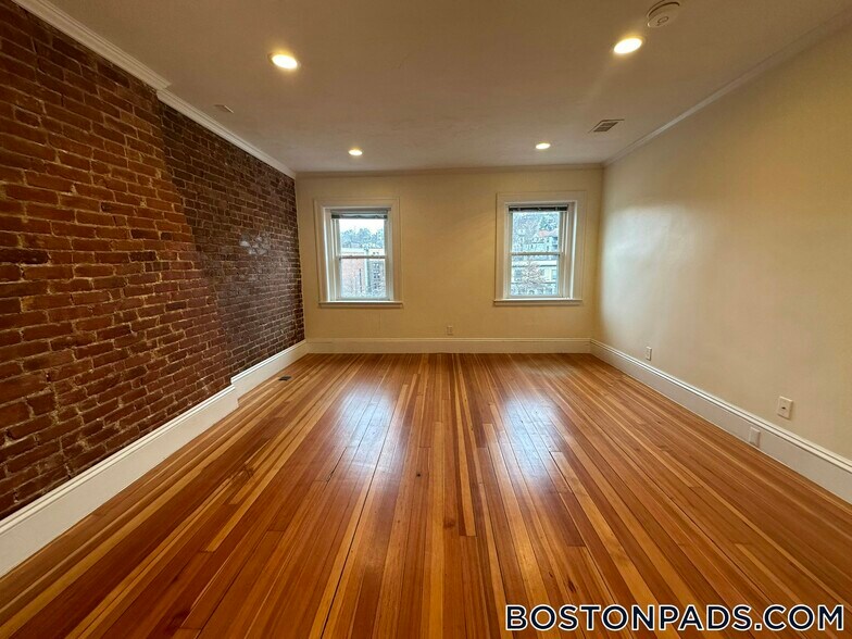 Building Photo - 1616 Beacon St