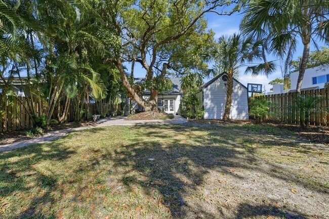 Building Photo - 1004 W Charter St