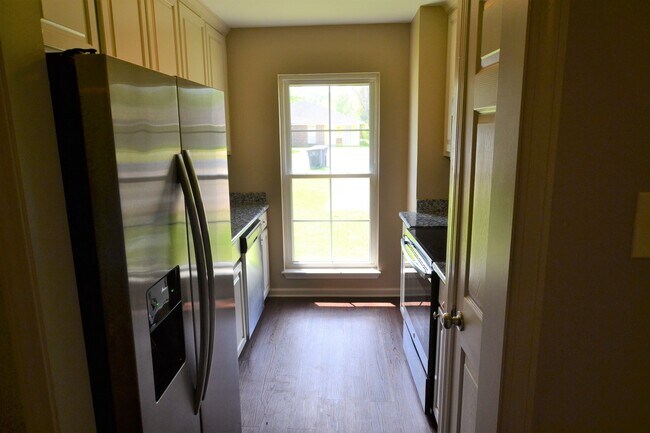 Building Photo - Charming 3 bedroom Duplex Conveniently Loc...