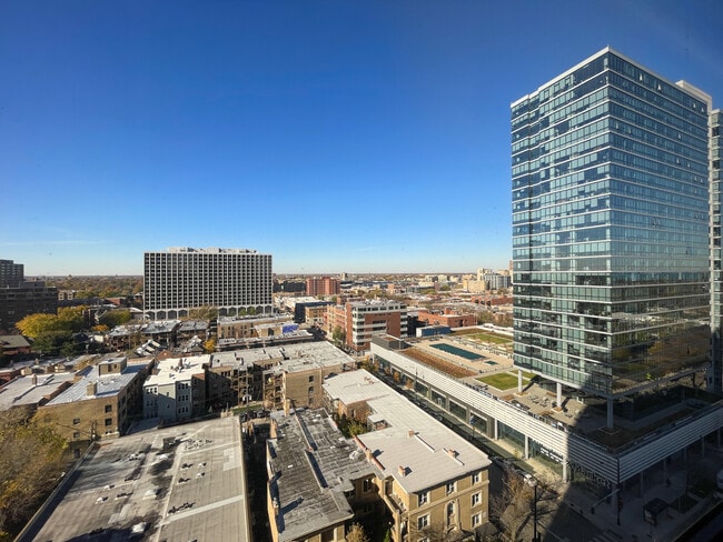 Building Photo - 4343 N Clarendon Ave