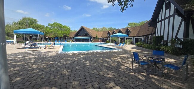 Building Photo - 3680 Inverrary Dr