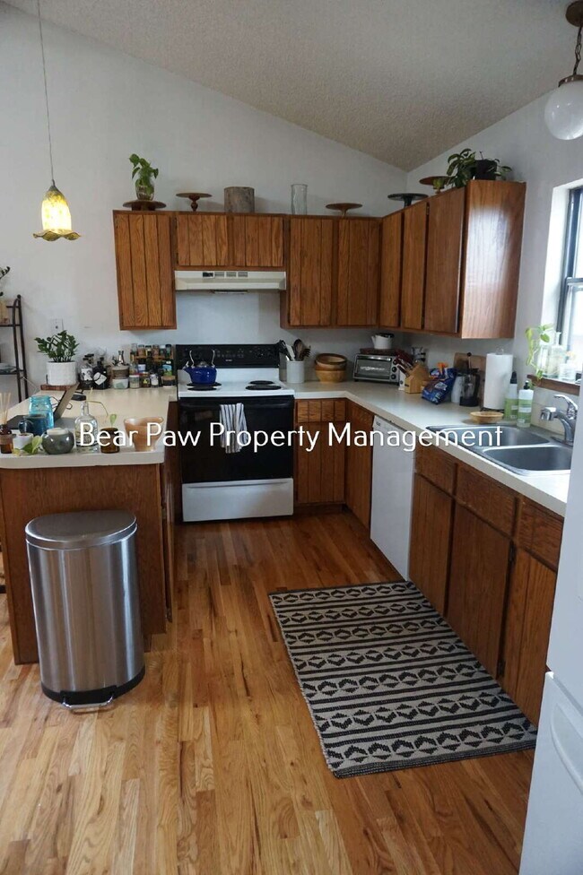 Building Photo - Great Location and Great Neighbors!!