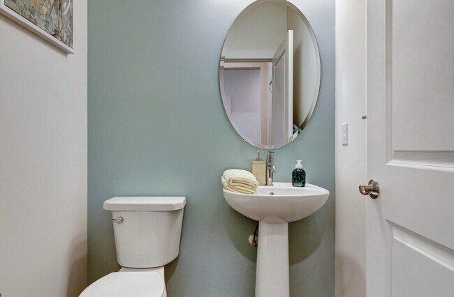 Building Photo - 608 Waters Edge Ln