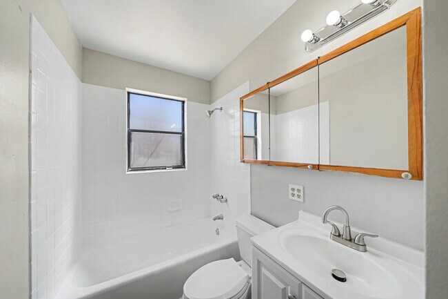 Building Photo - 956 Macon St