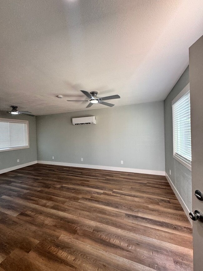 Building Photo - 1400 El Rancho Dr