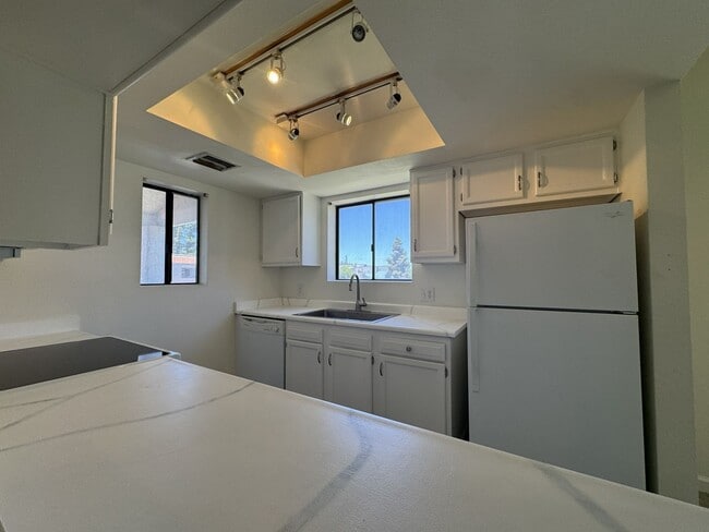 Building Photo - 850 S River Dr