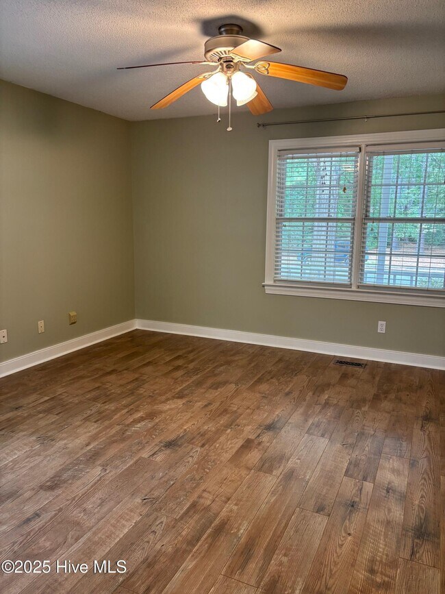 Building Photo - 609 River Hill Dr