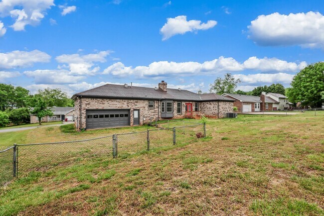 Building Photo - 532 Brentwood Cir