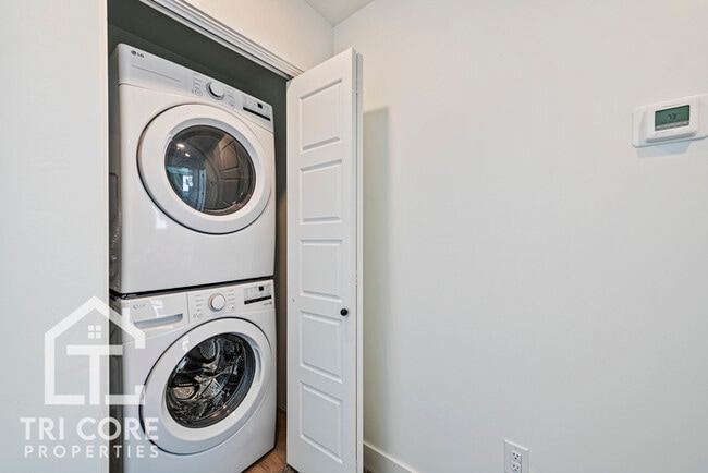 Building Photo - townhome