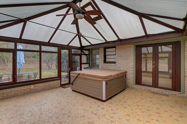 Building Photo - Prime Location! Beautiful Home Only Minutes to The Vista & Downtown