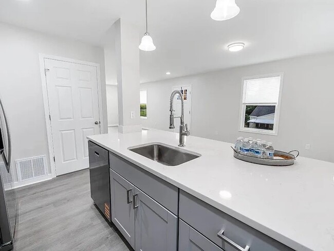 Building Photo - 2410 Poplar St