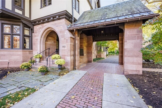 Building Photo - 901 East Ave