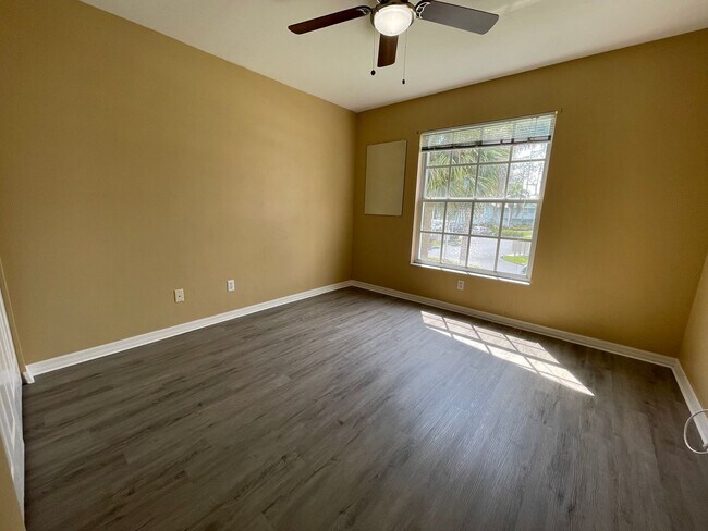Building Photo - ANNUAL RENTAL - 2ND FLOOR LAKE VIEW 2 BED ...