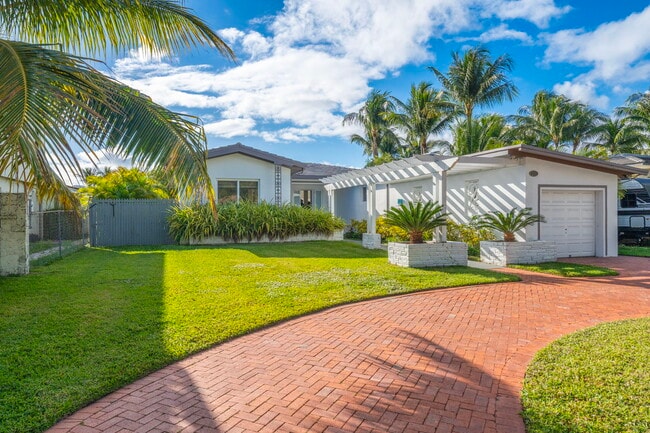 Building Photo - 950 S Shore Dr