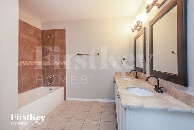 Building Photo - 5505 Camarillo Dr