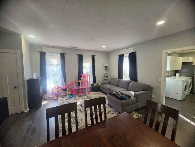 Building Photo - 626 NE Taylor St