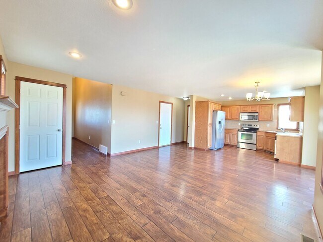 Building Photo - $2,200 -  3 Bed / 2.5 Bath Beautiful Spokane Valley House