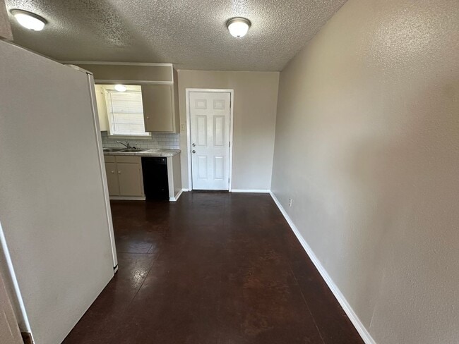 Building Photo - 210 Memory Ln