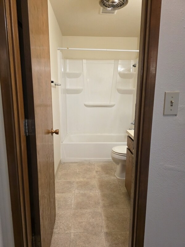 Building Photo - 2022 E 6th St