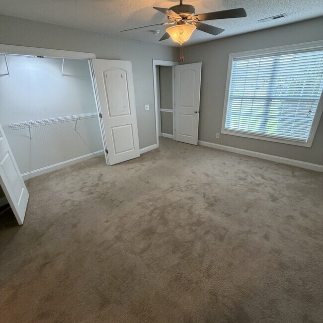 Building Photo - 2552 Saddleback Dr