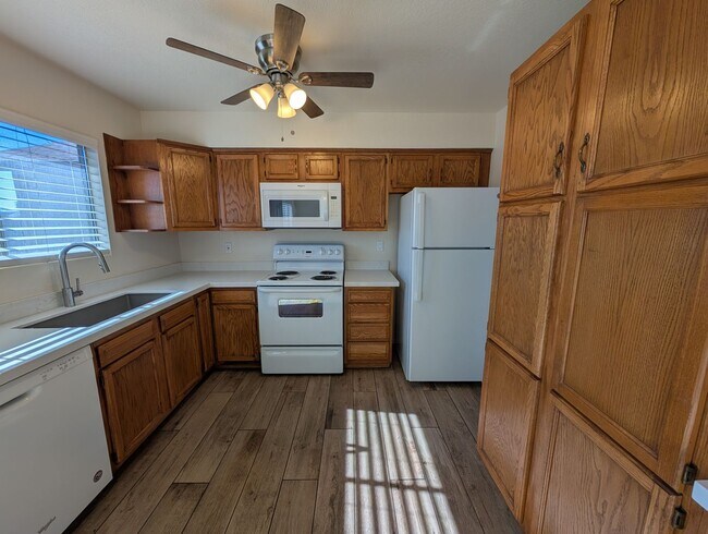 Building Photo - 4 Bedroom 2 Bathroom Sun Meadows Home