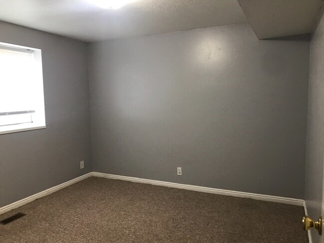 Building Photo - Adorable Basement Apartment in Central Orem