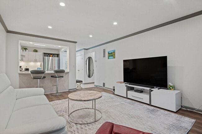 Building Photo - Fully Furnished 1BR/1BA – Top-Floor El Esc...