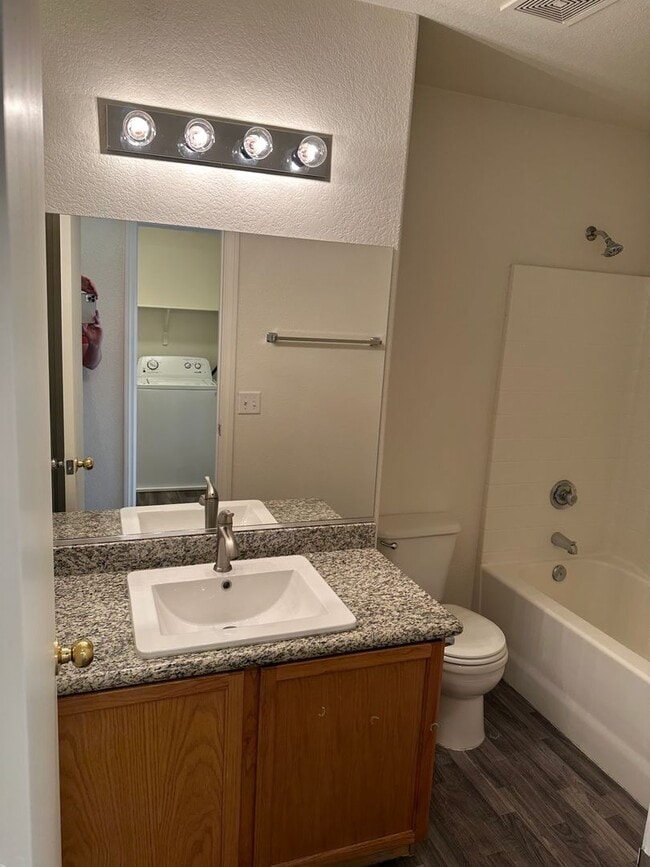 Building Photo - 3 Bedroom Townhouse!! in Gated Community!!...