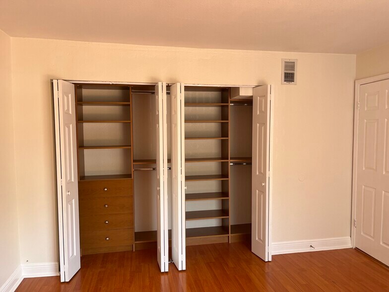 California closet and wood laminate floors - 8601 SW 94th St