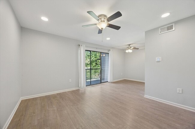 Building Photo - Available Immediately – Renovated 2B/1.5B ...