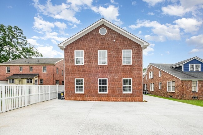 Building Photo - 816 Walnut Ave