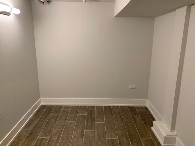 Building Photo - 3050 N Clifton Ave