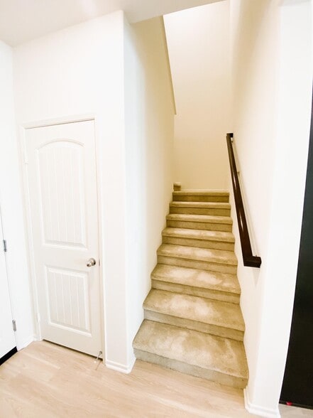 Building Photo - 30436 Town Square Dr