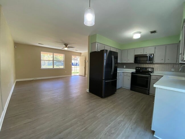Building Photo - 980 White Cir