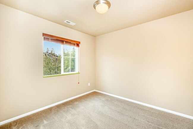 Building Photo - 3 Bed 2.5 bath Home available in desirable...