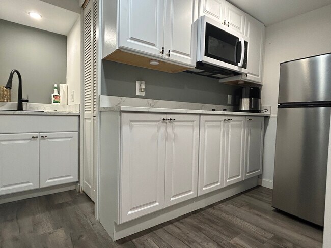 Building Photo - 619 N Harvard Ave