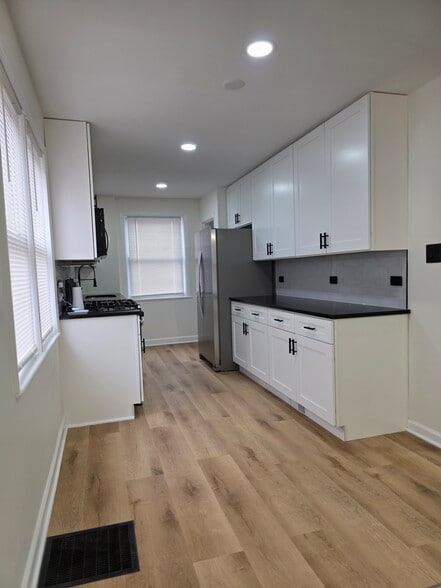 Kitchen - 5251 S Hamlin Ave