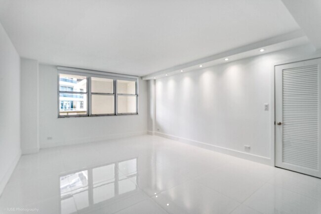 Building Photo - 6039 Collins Ave