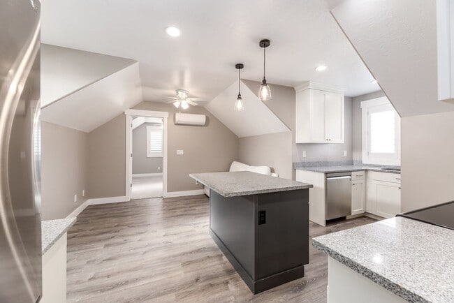 Building Photo - Stunning Above-Garage Apartment In Excelle...