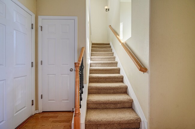 Building Photo - $2,675 - 2 Bed, 2 Bath Updated Condo in Hi...