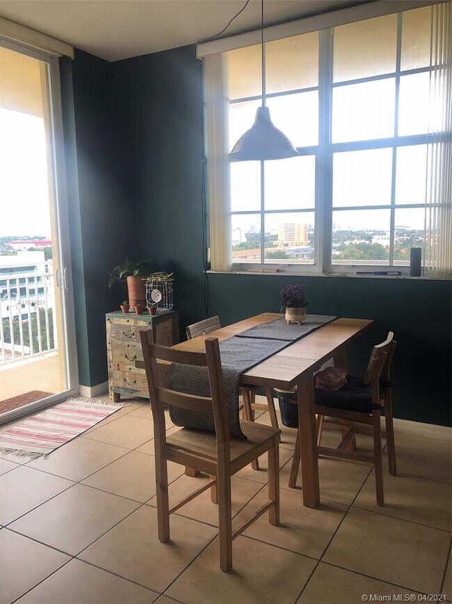 Building Photo - 215 SW 42nd Ave