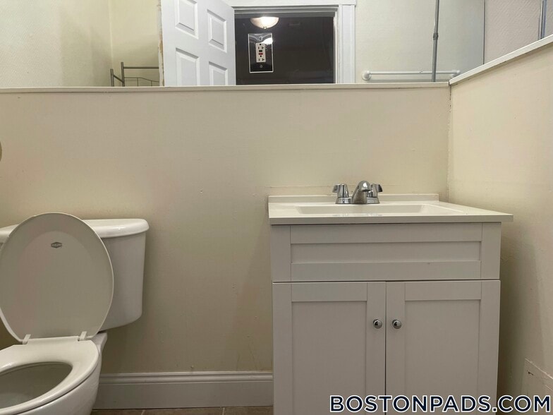 Building Photo - 520 Cambridge St