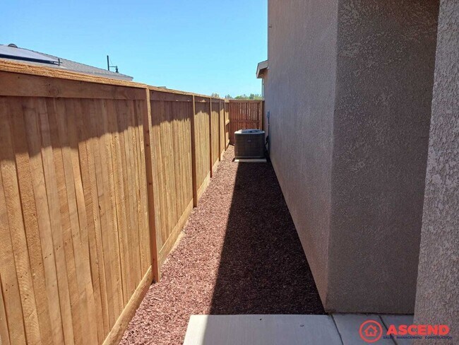 Building Photo - 9734 Cotton Creek Dr