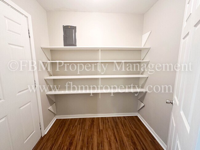 Building Photo - 1608 Hill Ln