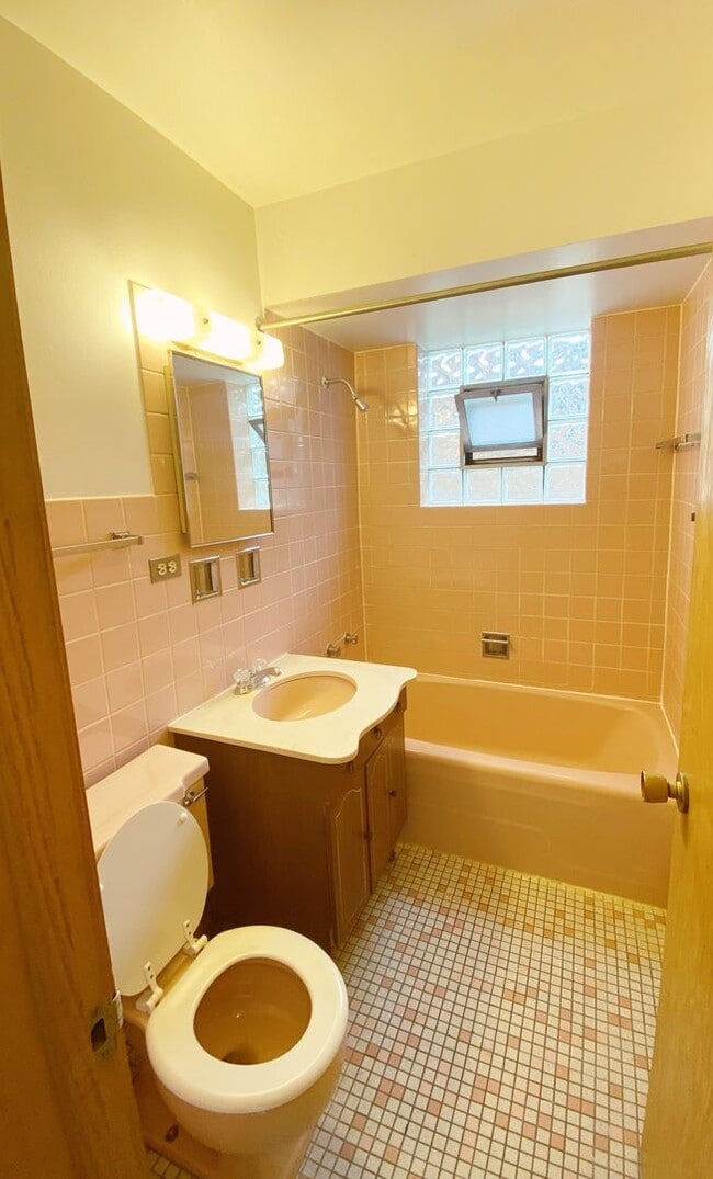 Building Photo - 4112 N Kedvale Ave