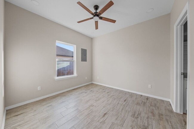 Building Photo - 2425 N Vly Cir