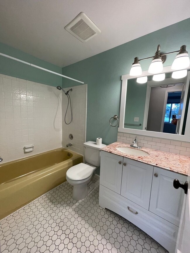 Building Photo - Convenient 3-Bedroom Home Near NAS Whidbey Island with Garage Parking